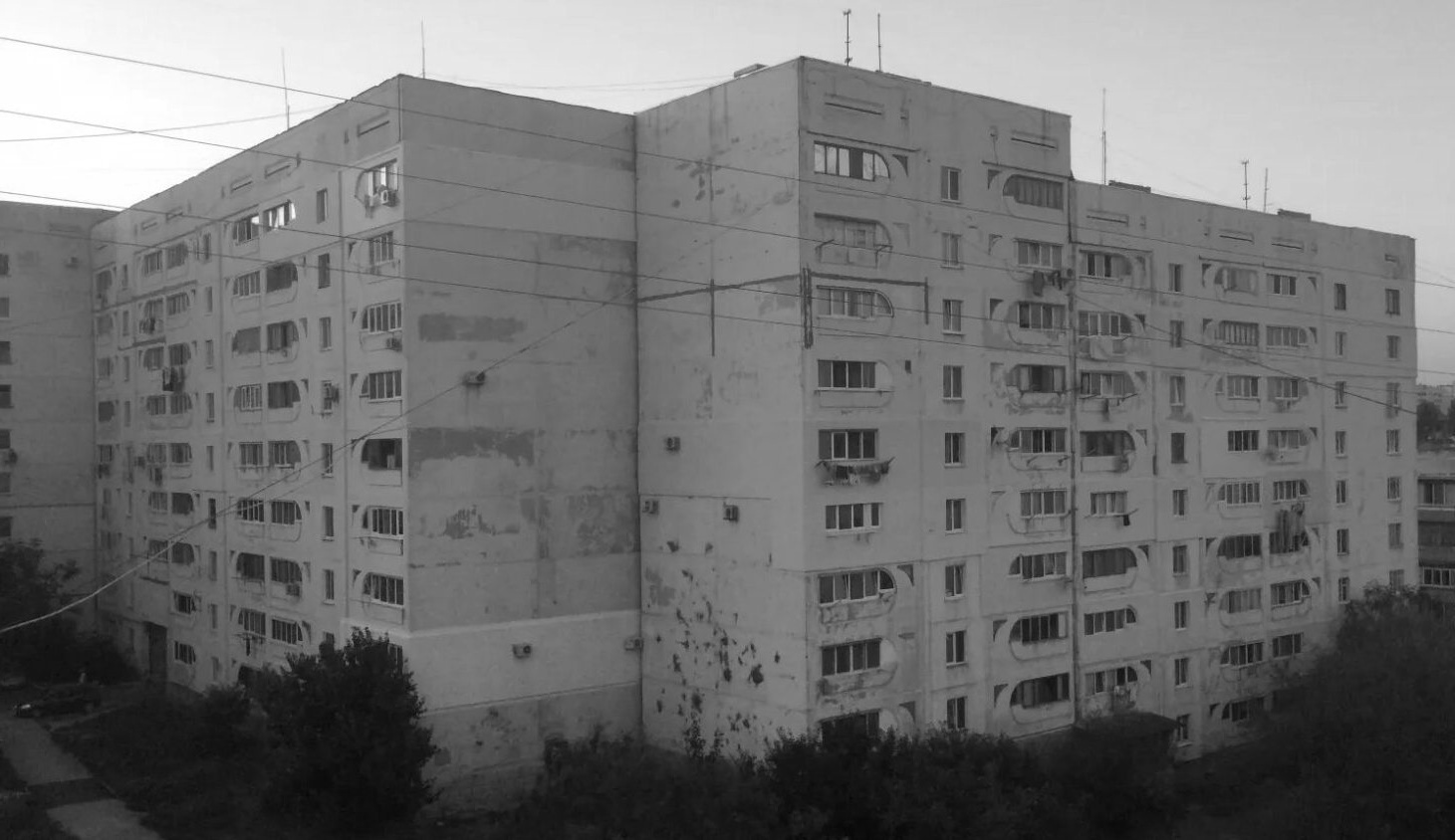 Фасад современной панельной девятиэтажки «улучшенной» серии в Севастополе: этажность, балконы