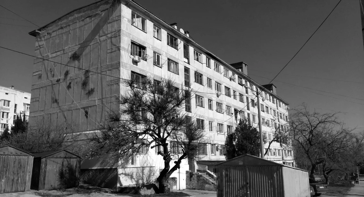 Фотография многоквартирного исторического дома в Севастополе с коммунальными квартирами, инкерманский камень.