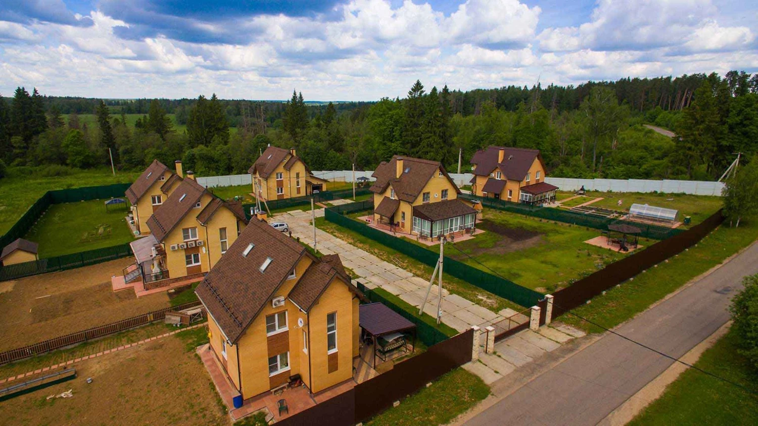 Аэрофотосъемка или схема территории садоводческого товарищества (СНТ) в Севастополе: видны ухоженные участки с домами и дорожная сеть