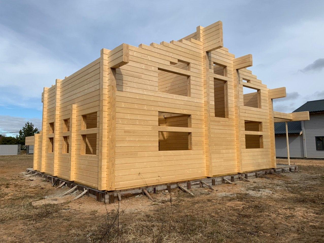 Собранный сруб из клееного бруса на участке в Севастополе: установлены стены и кровля, видны элементы стропильной системы