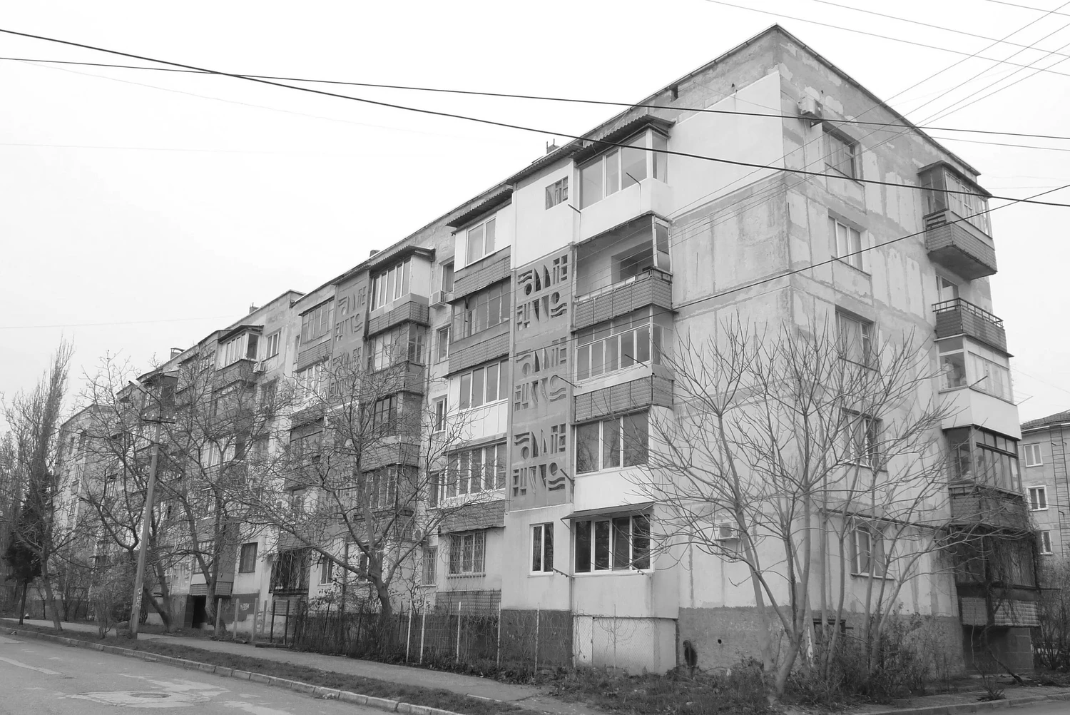 Типичный пятиэтажный жилой дом «чешской» серии из инкерманского камня в Севастополе.