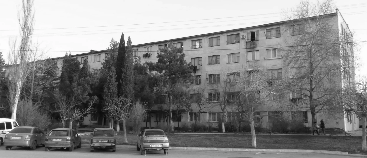 Фотография многоквартирного здания общежития в Севастополе, инкерманский камень.