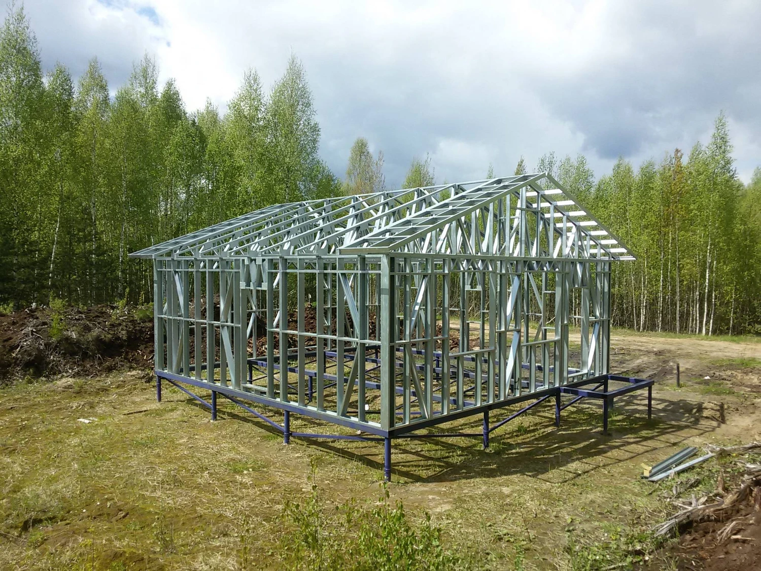 Собранный металлический каркас (ЛСТК) стен и перекрытий одноэтажного дома в Севастополе: видны оцинкованные перфорированные профили