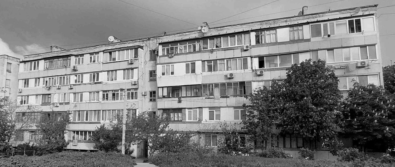 Фотография 5-этажного дома коридорного типа в Севастополе, инкерманский камень.