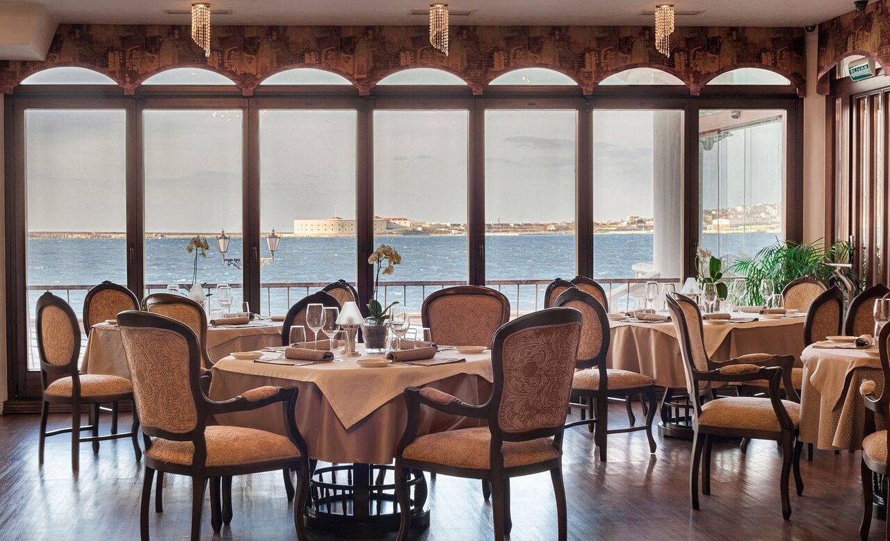 Панорамный вид на Севастопольскую бухту из зала ресторана — ключевой фактор привлекательности заведений общепита в центре города