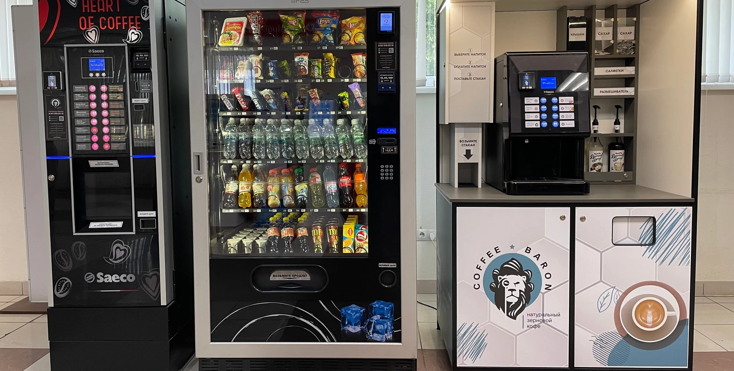 Фото торгового островка с напитками и закусками и двух форматов кофейных автоматов самообслуживания — примеры вендинга в Севастополе
