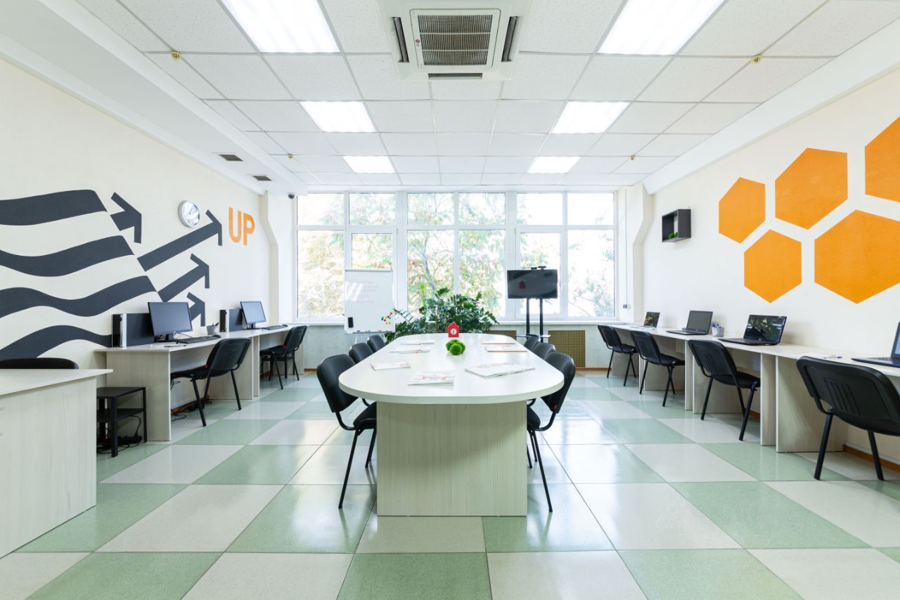 Сравнение форматов коворкингов для риэлторов в Севастополе: франшизы, многопрофильные пространства и ситуативные альянсы