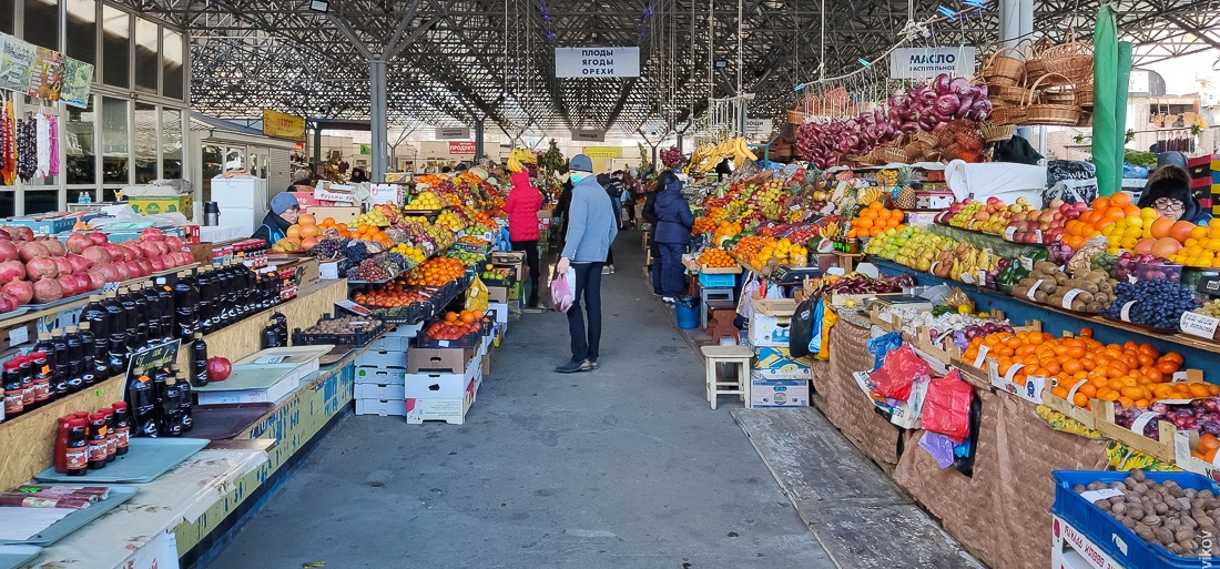 Вид на Центральный рынок Севастополя — пример крупной универсальной торговой площадки города