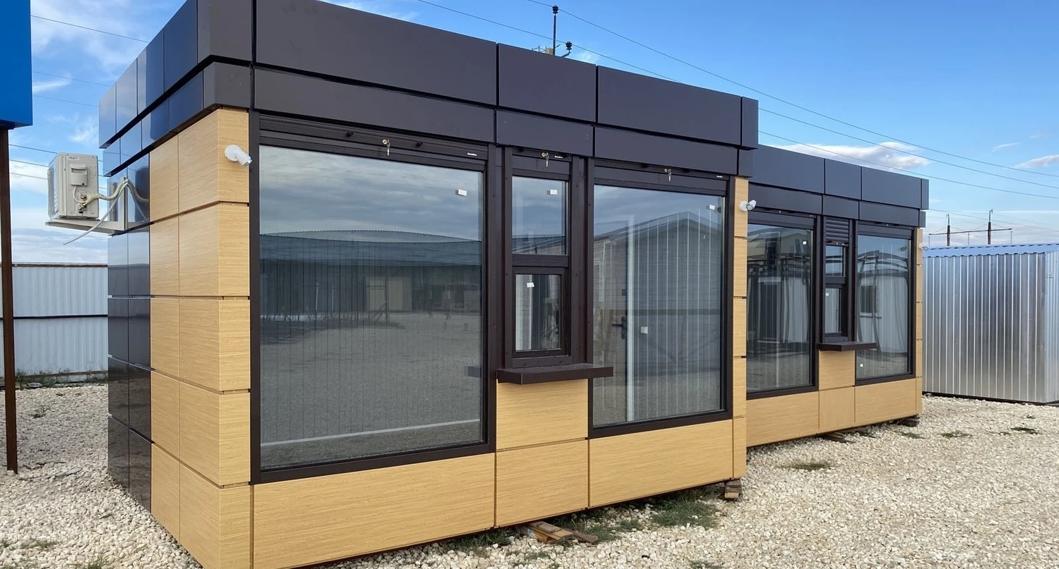 Фото новых готовых торговых павильонов (киосков), подготовленных для транспортировки и установки на торговых точках в Севастополе