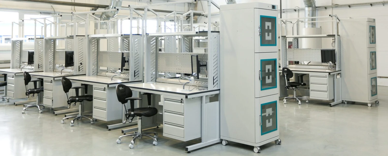 Визуализация высокотехнологичного помещения научно-производственного корпуса с лабораторным и производственным оборудованием.