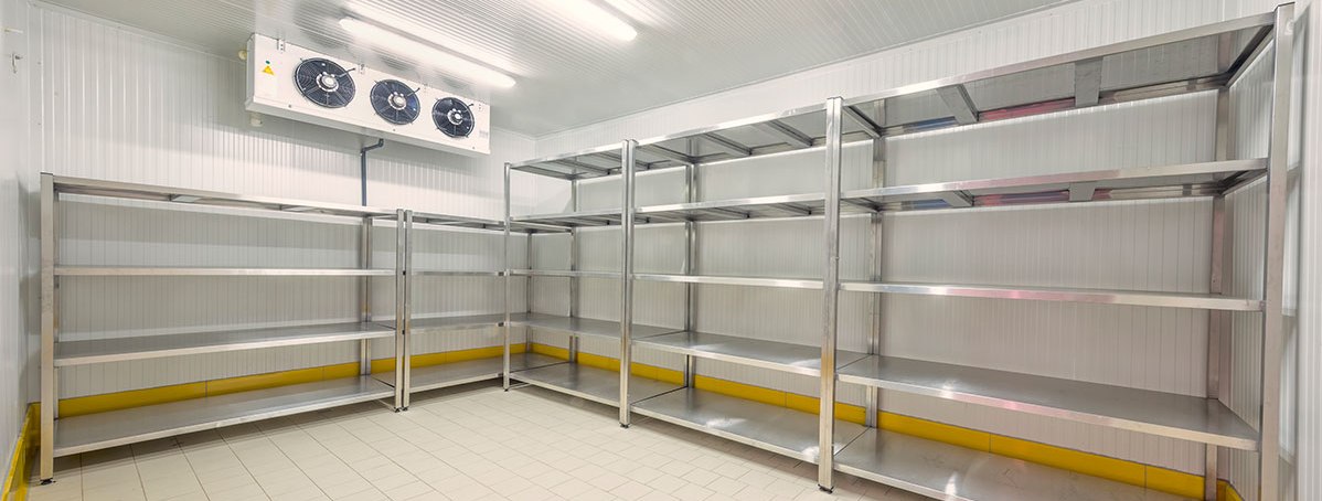 Фото внутренней камеры холодильного склада с стеллажами и системой охлаждения — пример объекта для хранения замороженной продукции в Севастополе