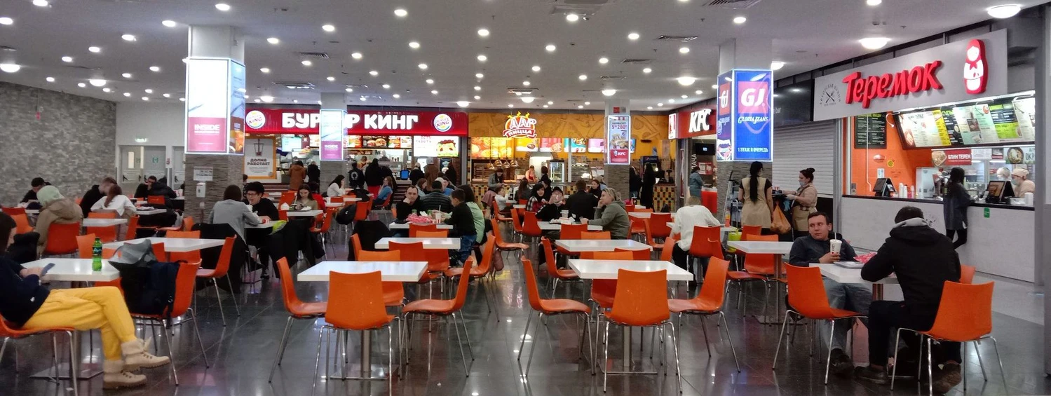 Фото фуд-корта с несколькими точками общепита — пример успешной организации гастрономического пространства в торговом центре