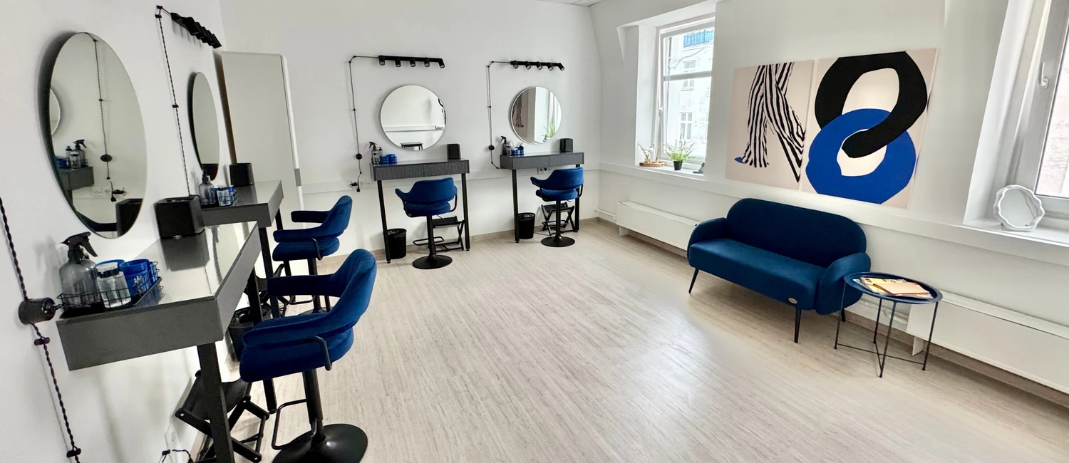 Фото современного оборудованного рабочего места для парикмахера в бьюти-коворкинге