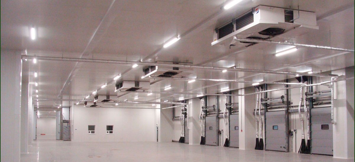 Фото современного складского комплекса с системами регулирования температуры и влажности — инфраструктура для хранения чувствительных товаров