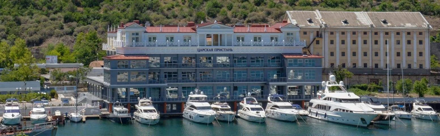 Вид на яхтенный причал и катера на территории многофункционального комплекса «Царская пристань» в Севастополе.