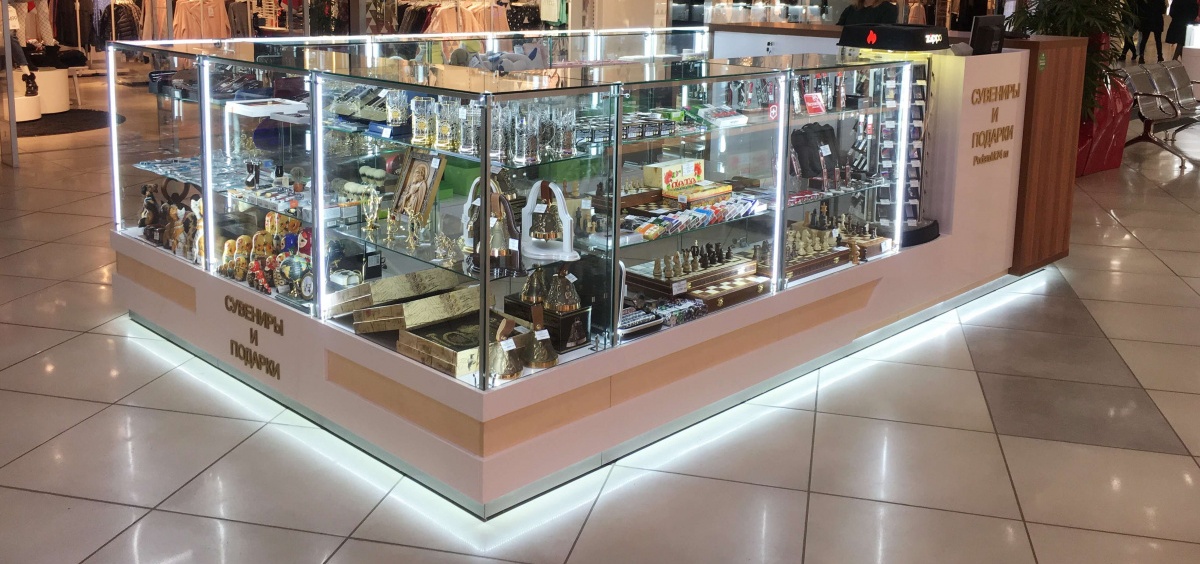 Торговый островок с сувенирами и подарками в ТЦ «Муссон» в Севастополе — пример малого формата коммерческой недвижимости