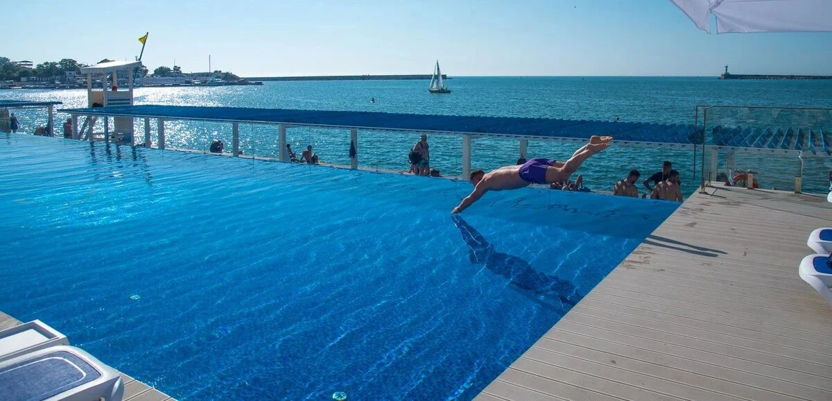 Панорамный вид на современный бассейн и акваторию Севастопольской бухты с территории премиального отеля «Хрустальный Resort &amp; SPA».