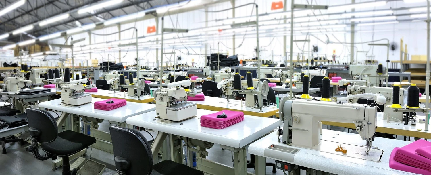 Интерьер современного швейного цеха с оборудованием в Севастополе — пример помещения для легкой промышленности.